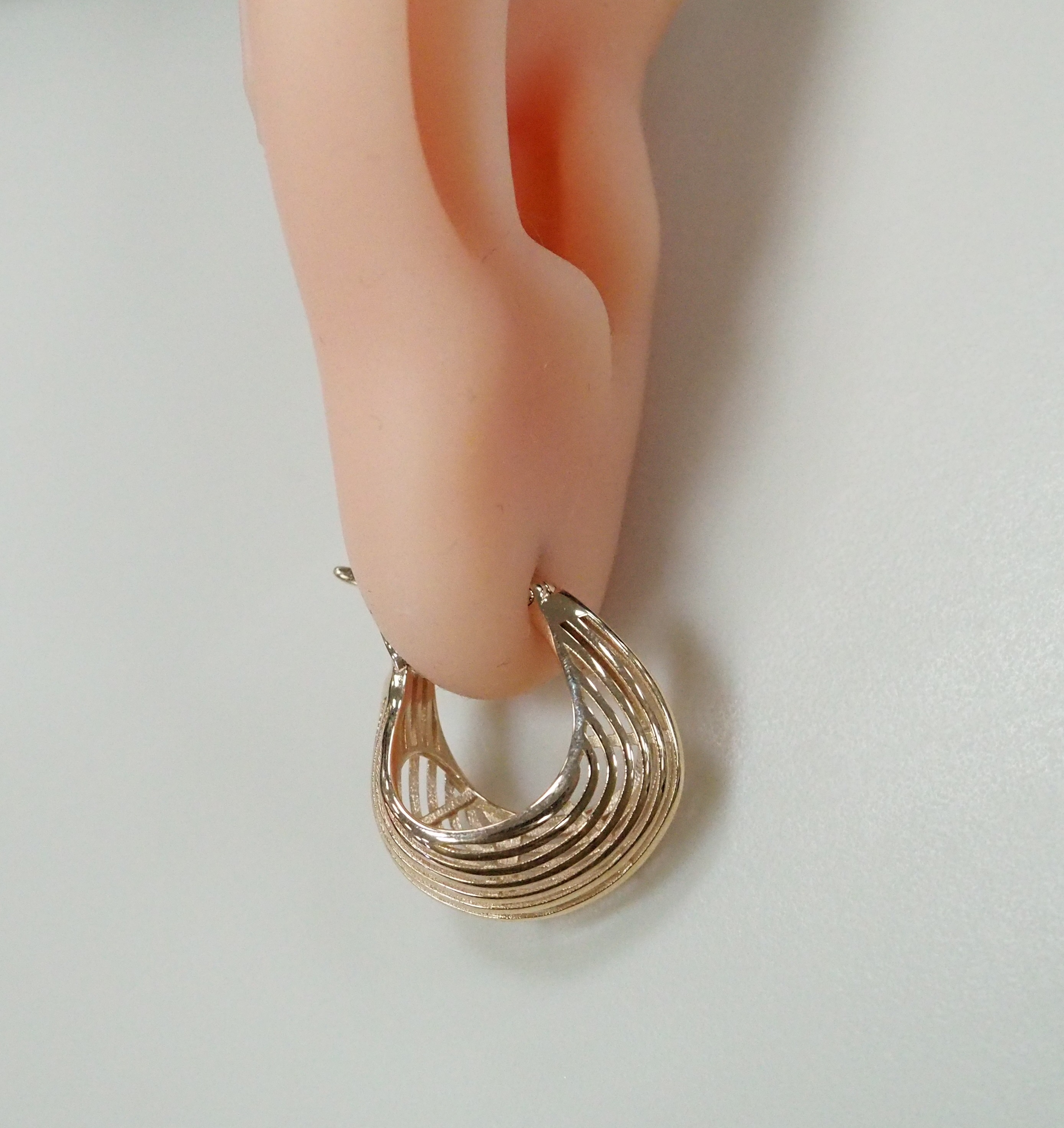 Серьги из золота.